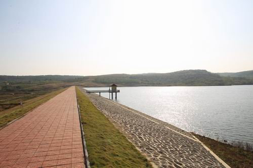 Dam reservoir safety monitoring system