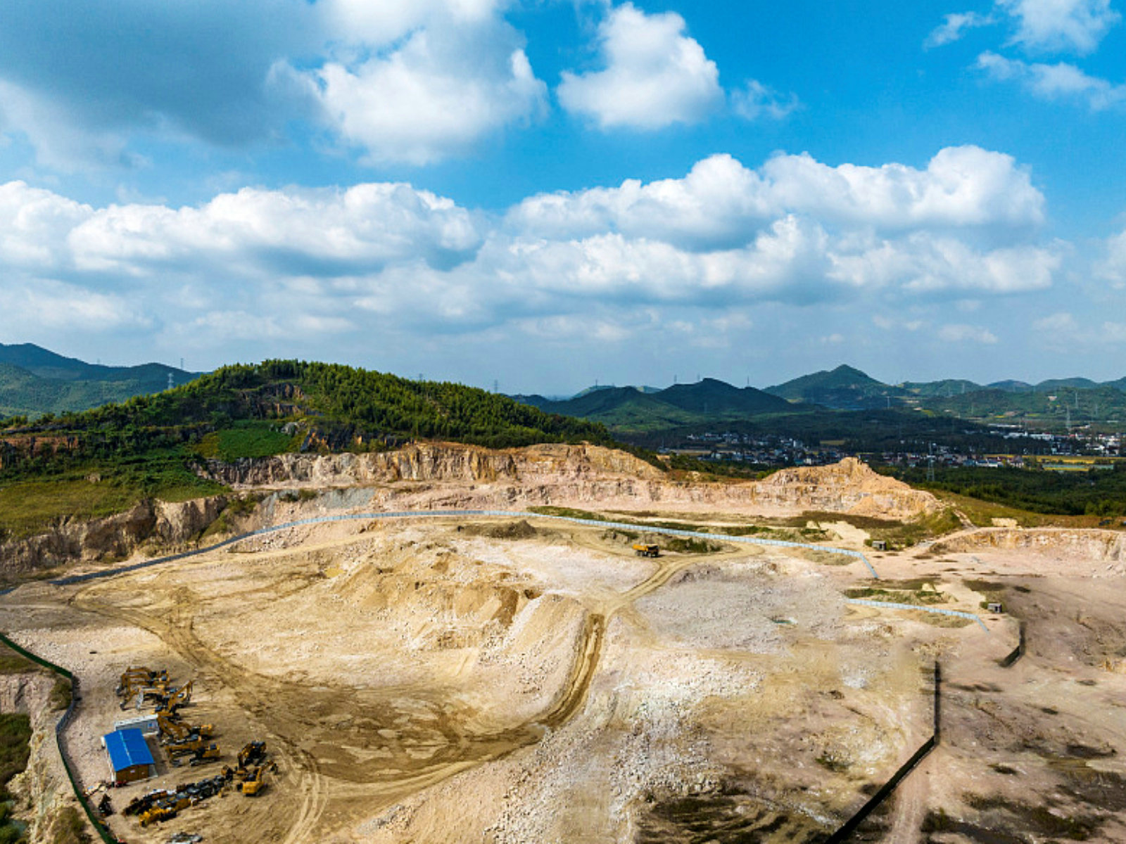 Online monitoring of tailings pond safety